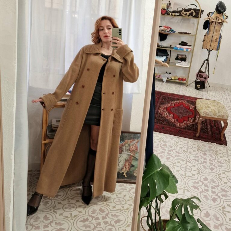 Capospalla cammello in maglia di lana - immagine 6