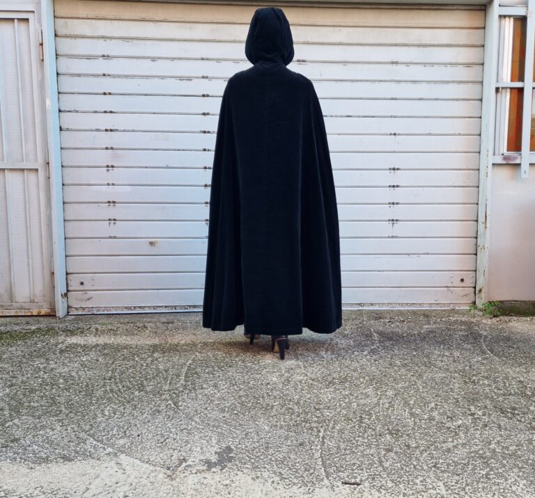 Mantella vintage lunga in velluto nero. - immagine 8