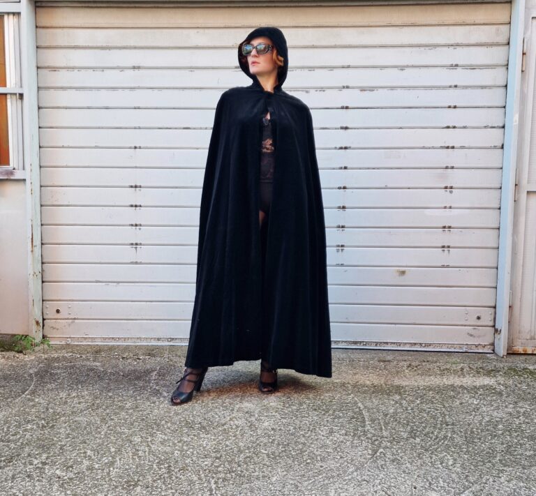 Mantella vintage lunga in velluto nero. - immagine 7