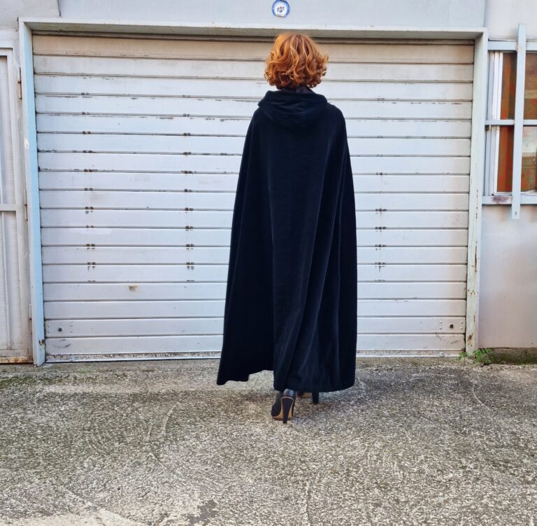 Mantella vintage lunga in velluto nero. - immagine 5