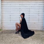 Mantella vintage lunga in velluto nero.