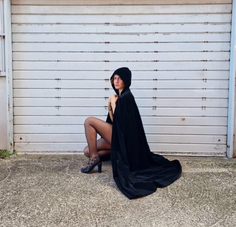 Mantella vintage lunga in velluto nero.