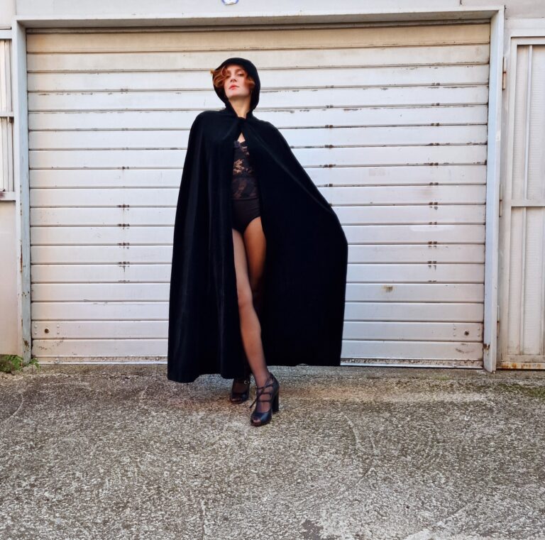Mantella vintage lunga in velluto nero. - immagine 2