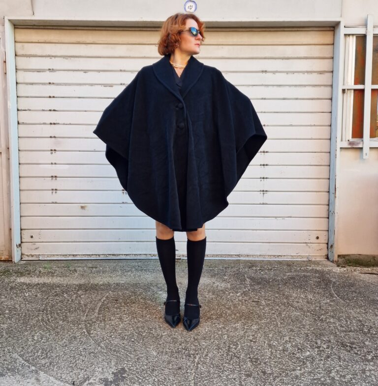 Mantella vintage by Mimmina lana nera - immagine 2