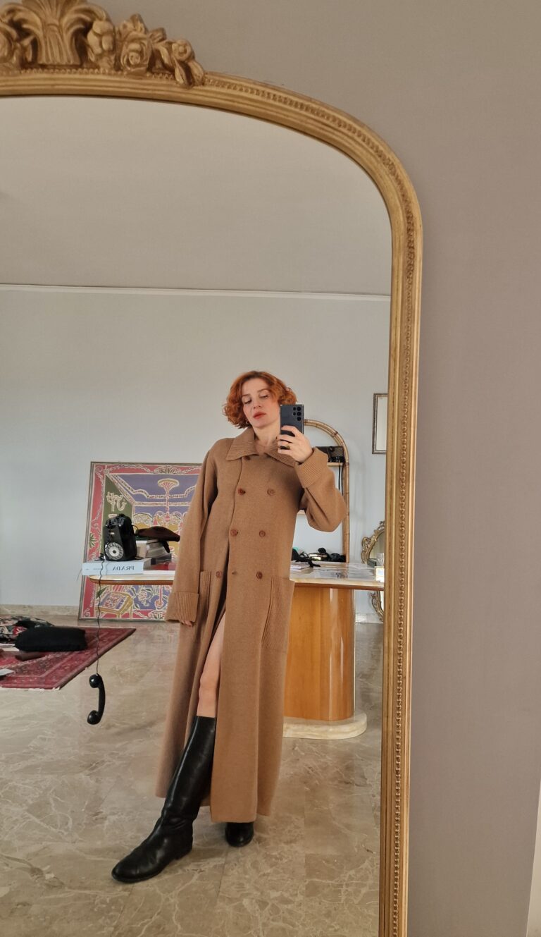 Capospalla cammello in maglia di lana