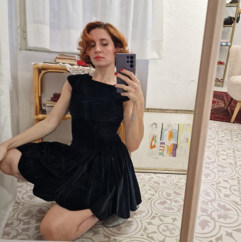 Abito sartoriale in velluto nero - immagine 8