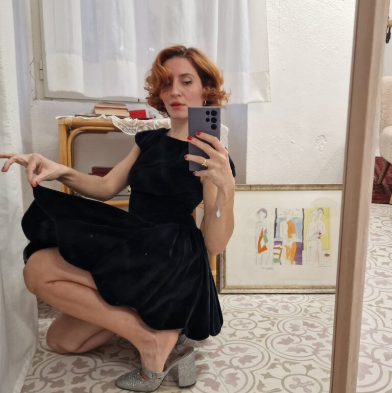Abito sartoriale in velluto nero - immagine 7
