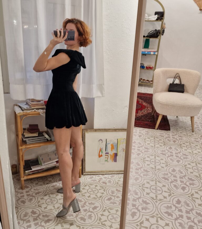 Abito sartoriale in velluto nero - immagine 6