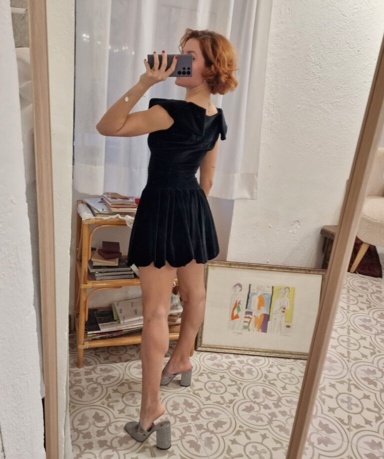 Abito sartoriale in velluto nero - immagine 5