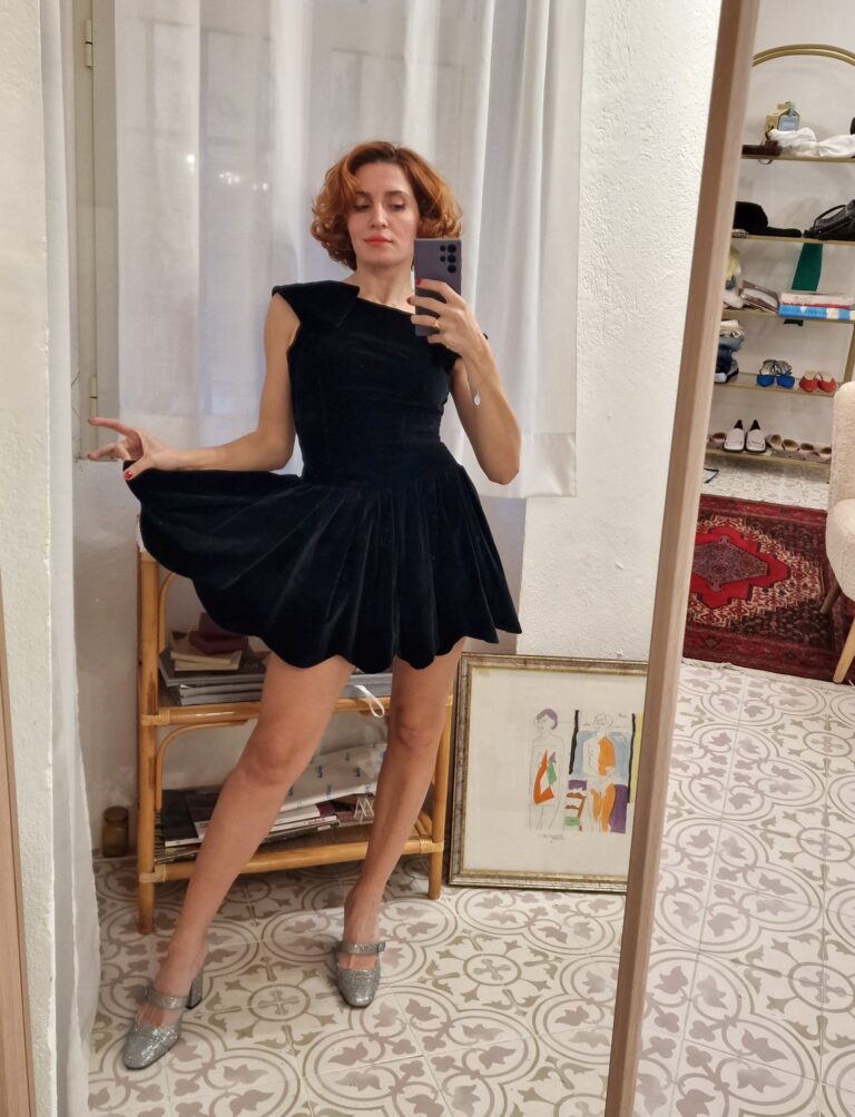 Abito sartoriale in velluto nero - immagine 4