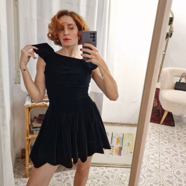 Abito sartoriale in velluto nero - immagine 2