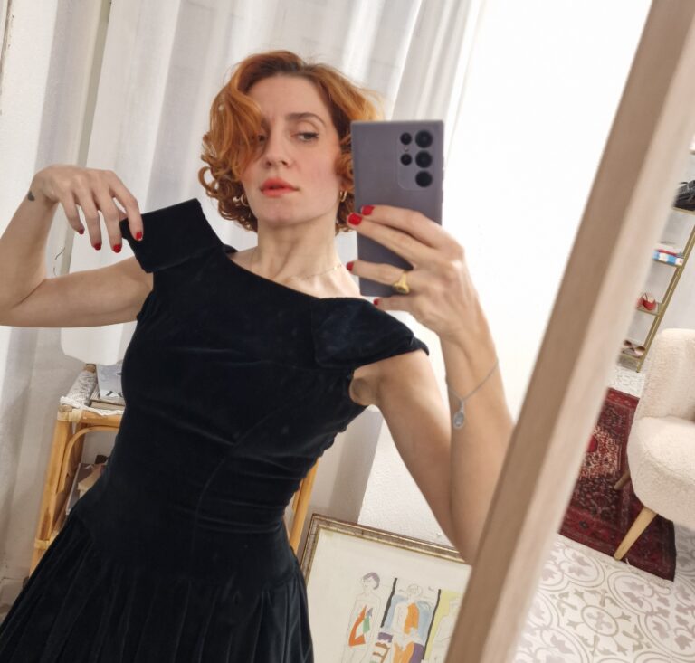 Abito sartoriale in velluto nero - immagine 9