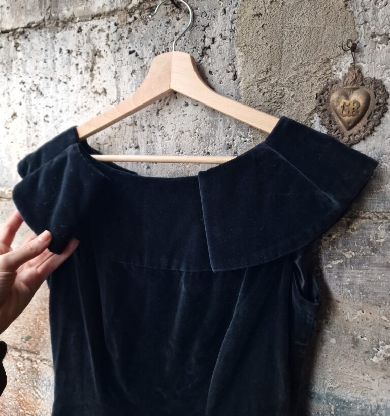 Abito sartoriale in velluto nero - immagine 12