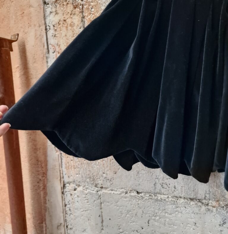Abito sartoriale in velluto nero - immagine 11