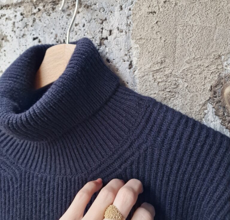 Maglione dolcevita blu by Parramatta in 100% lambswool - immagine 3