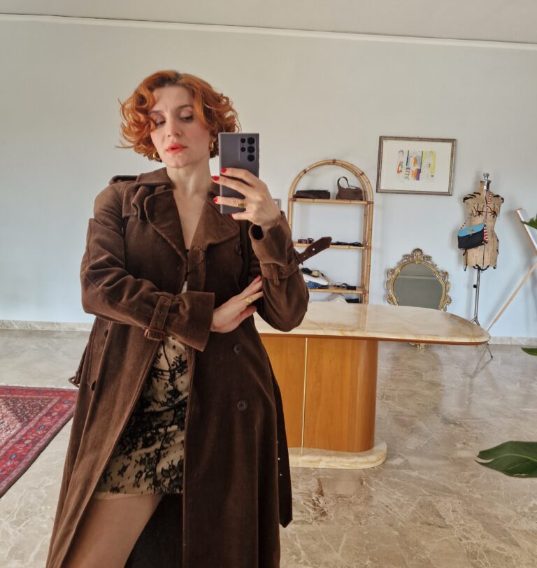 Trench vintage ma nuovo in velluto a costine chocolate - immagine 4