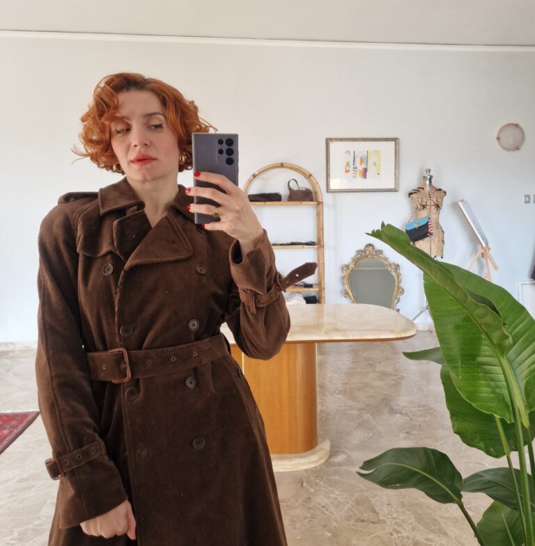 Trench vintage ma nuovo in velluto a costine chocolate - immagine 3