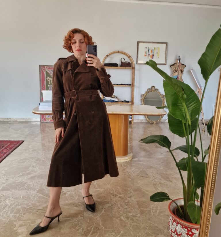 Trench vintage ma nuovo in velluto a costine chocolate