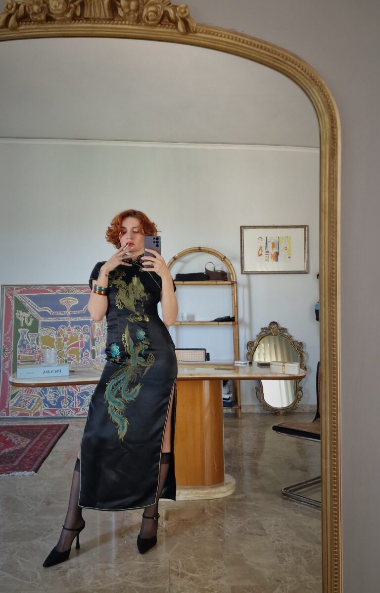 Abito Qipao nero con decori oro e azzurri 100% Seta - immagine 2