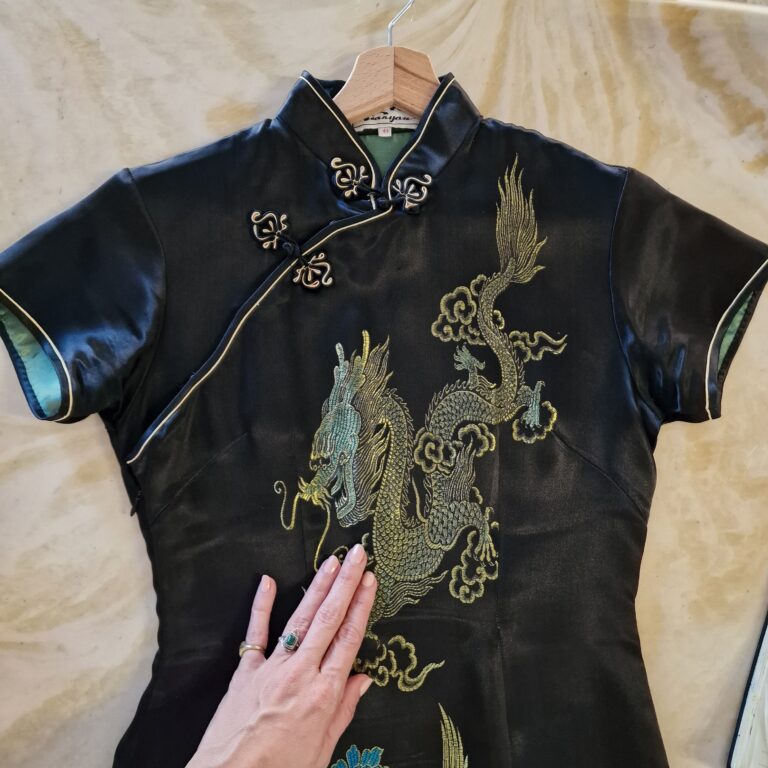 Abito Qipao nero con decori oro e azzurri 100% Seta - immagine 6