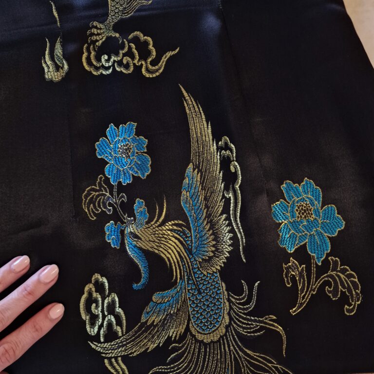 Abito Qipao nero con decori oro e azzurri 100% Seta - immagine 7