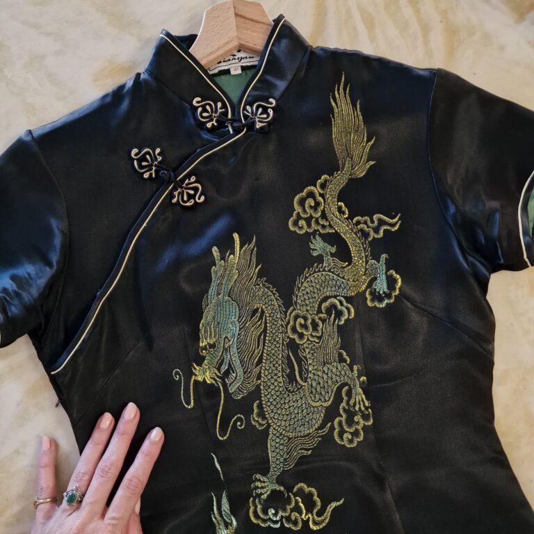 Abito Qipao nero con decori oro e azzurri 100% Seta - immagine 8