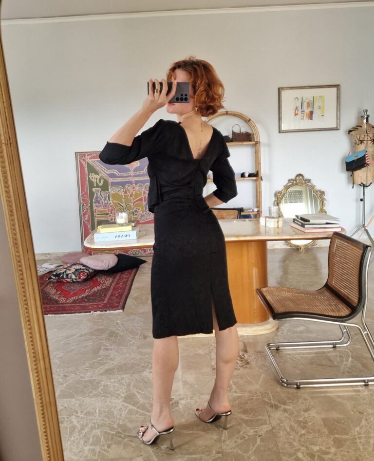 Abito nero sartoriale in tessuto damascato - immagine 3