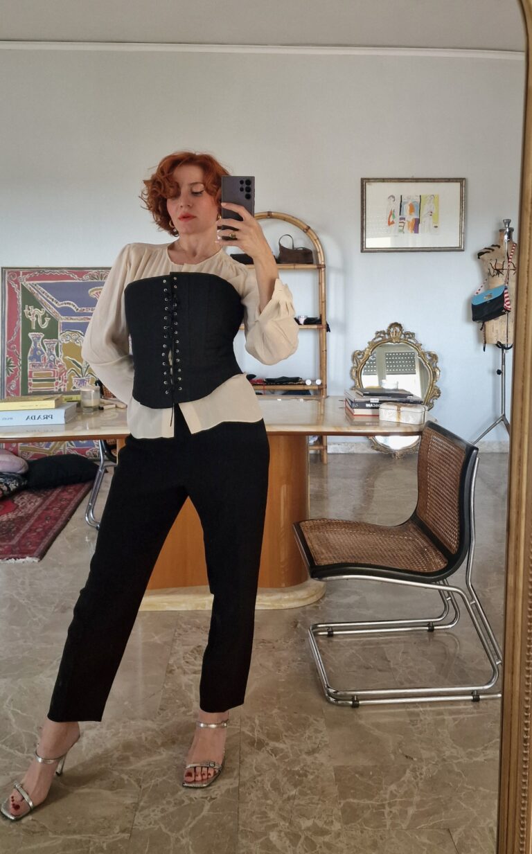 Corsetto grigio piombo con lacci - immagine 2