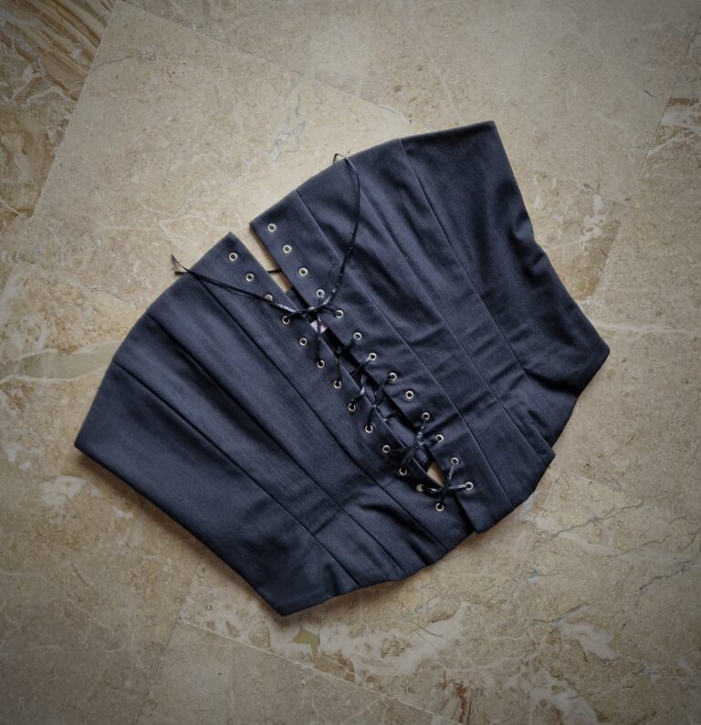 Corsetto grigio piombo con lacci