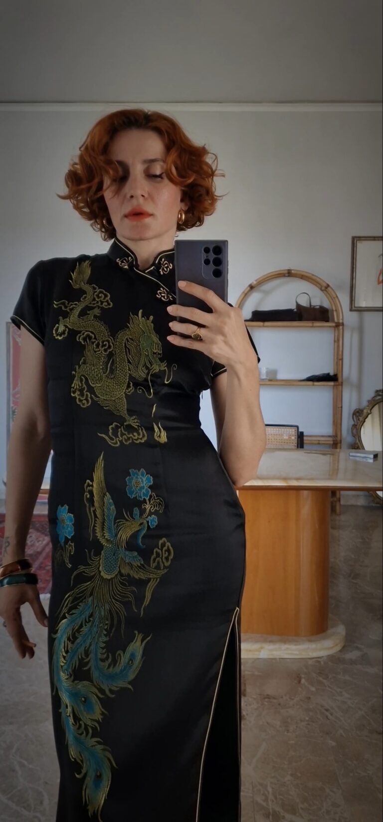 Abito Qipao nero con decori oro e azzurri 100% Seta - immagine 13