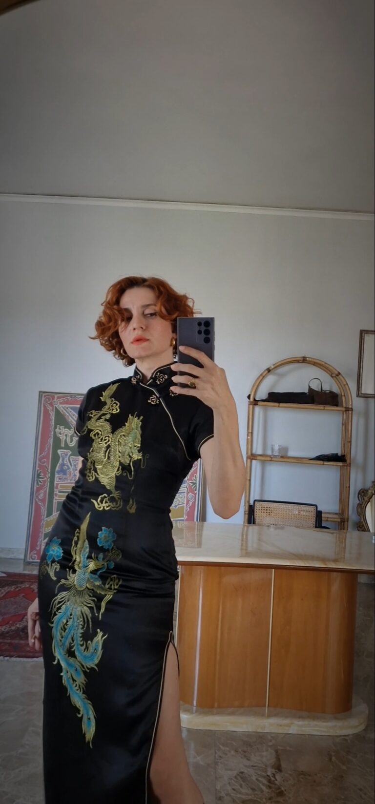 Abito Qipao nero con decori oro e azzurri 100% Seta - immagine 12