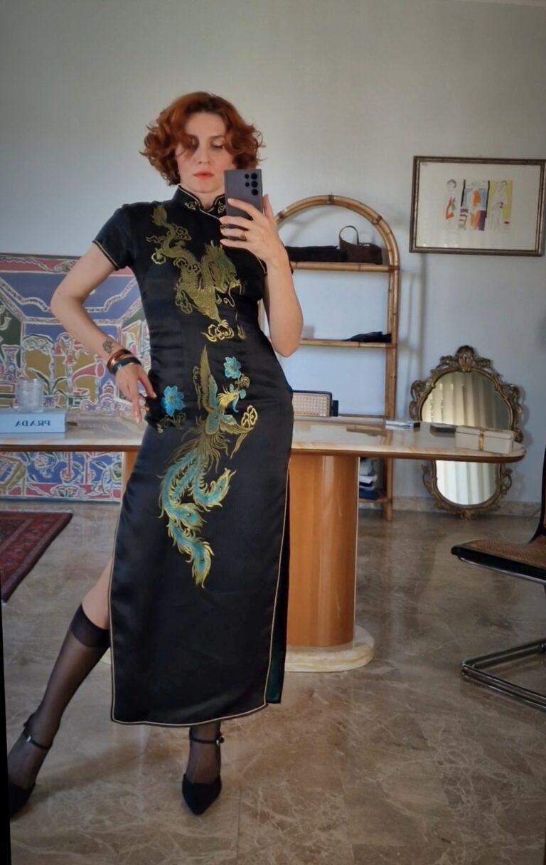 Abito Qipao nero con decori oro e azzurri 100% Seta - immagine 10