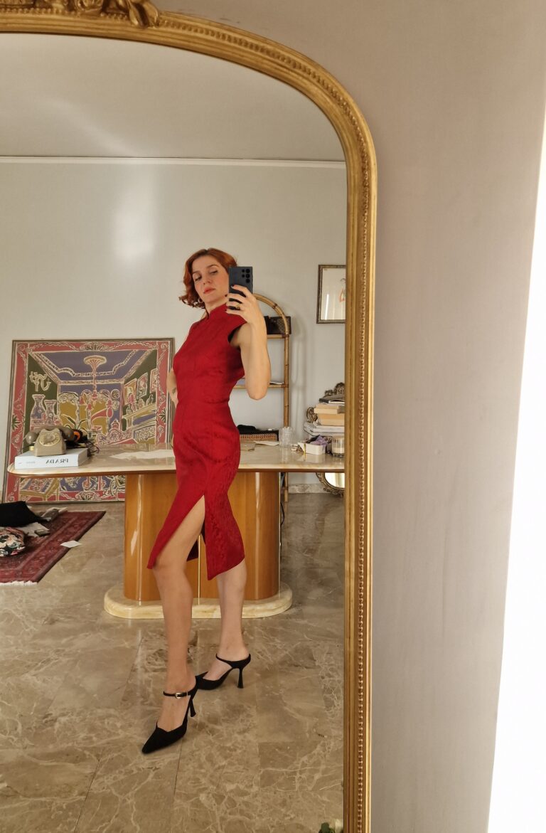 Abito qipao rosso porpora con sinogrammi - immagine 5