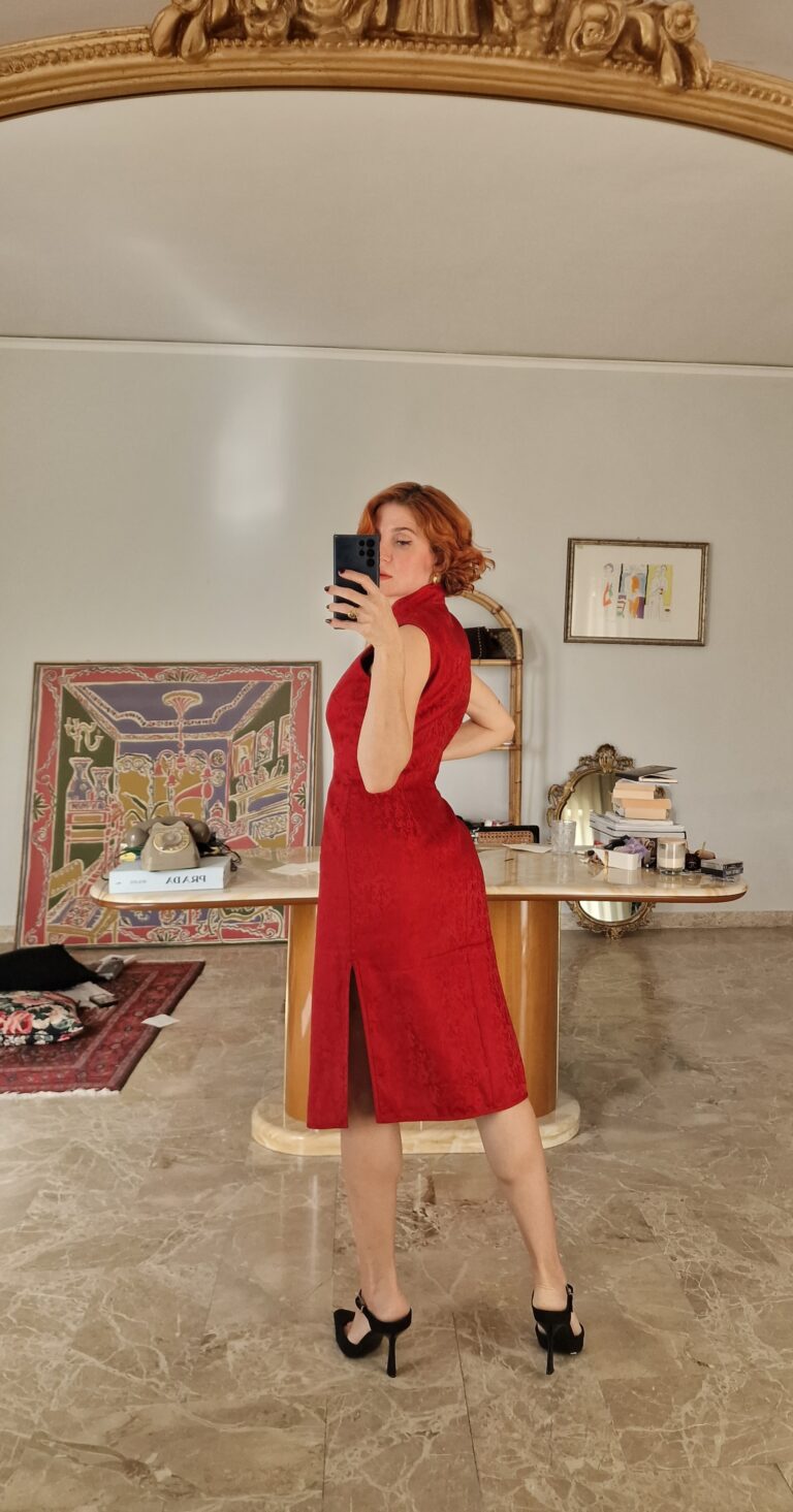 Abito qipao rosso porpora con sinogrammi - immagine 3