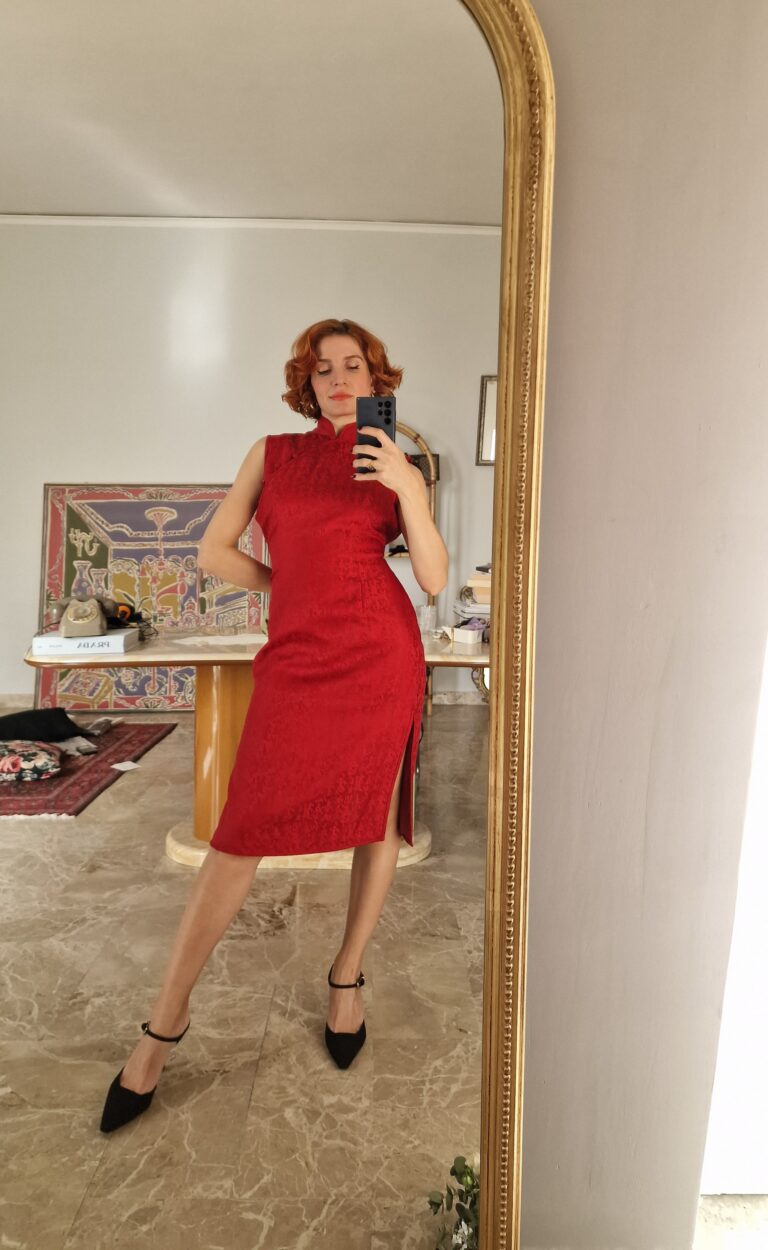 Abito qipao rosso porpora con sinogrammi - immagine 2