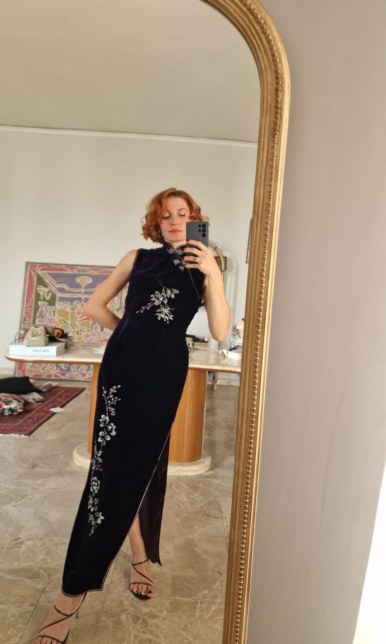 Abito Qipao Sartoriale in velluto di Seta viola - immagine 6