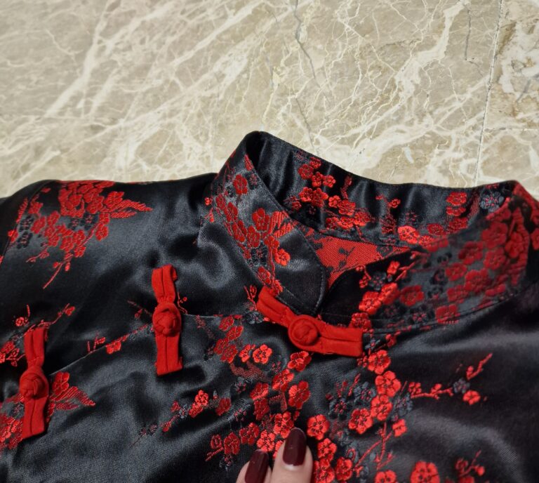 Abito qipao sartoriale in Pura Seta nero e rosso - immagine 10