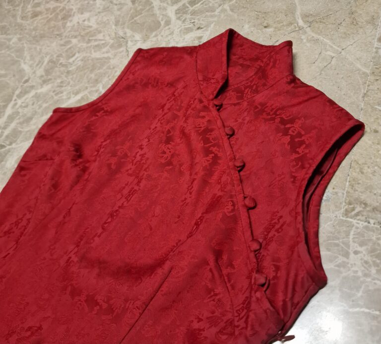 Abito qipao rosso porpora con sinogrammi - immagine 7