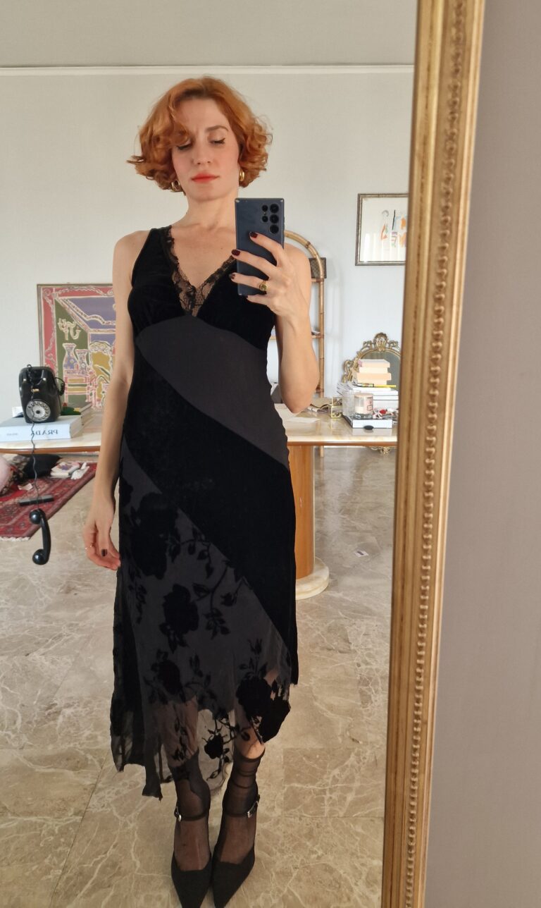 Abito in velluto e Seta nero con rose. - immagine 5
