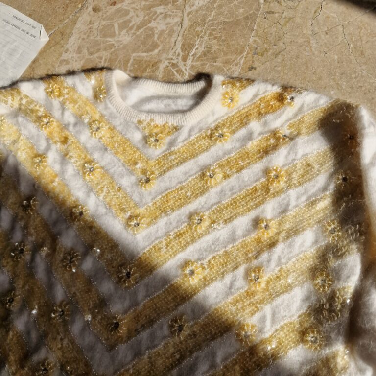 Maglione vintage in Angora con paillettes ricamate - immagine 5
