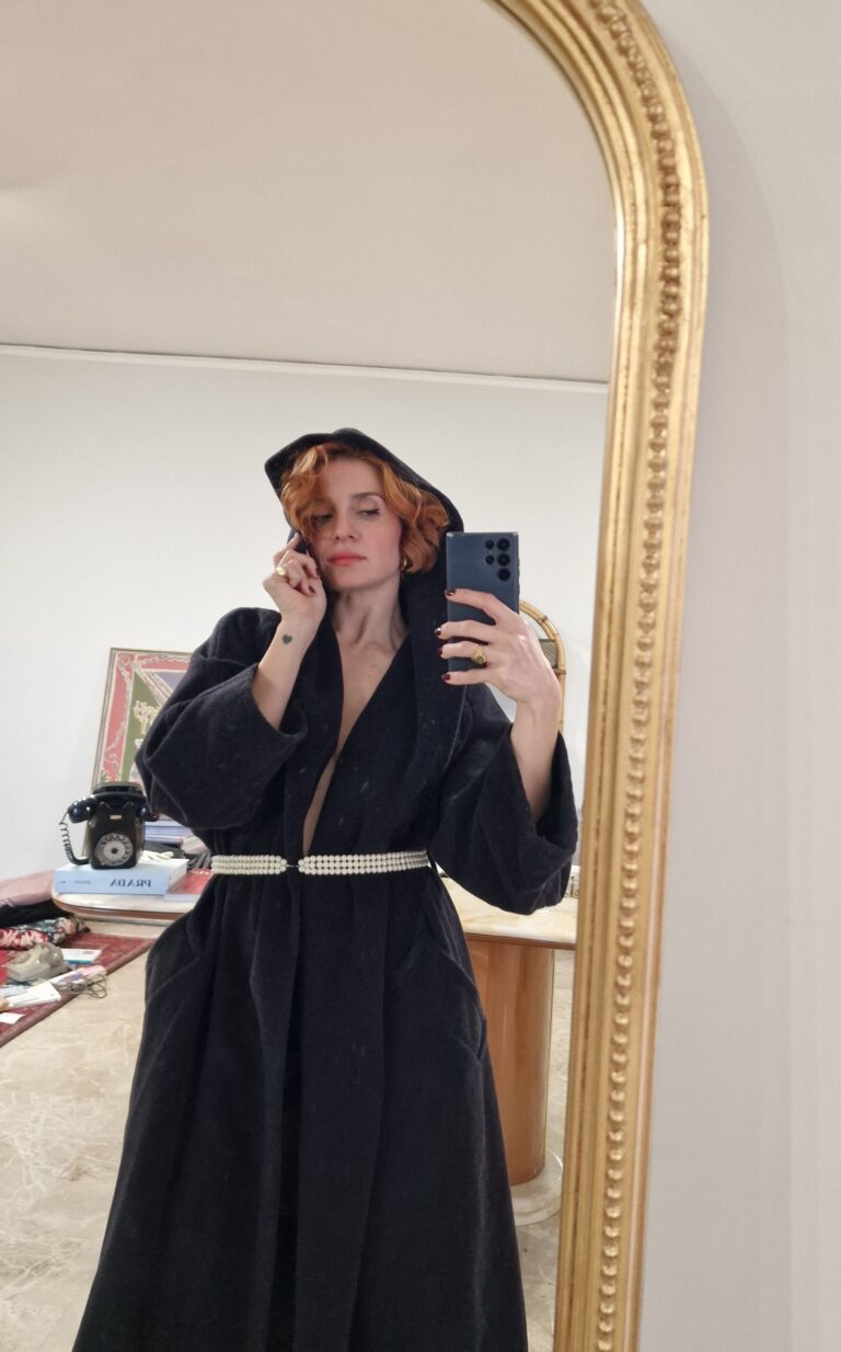Cappotto MAX MARA lungo grigio con cappuccio 100% Pura Lana. - immagine 4