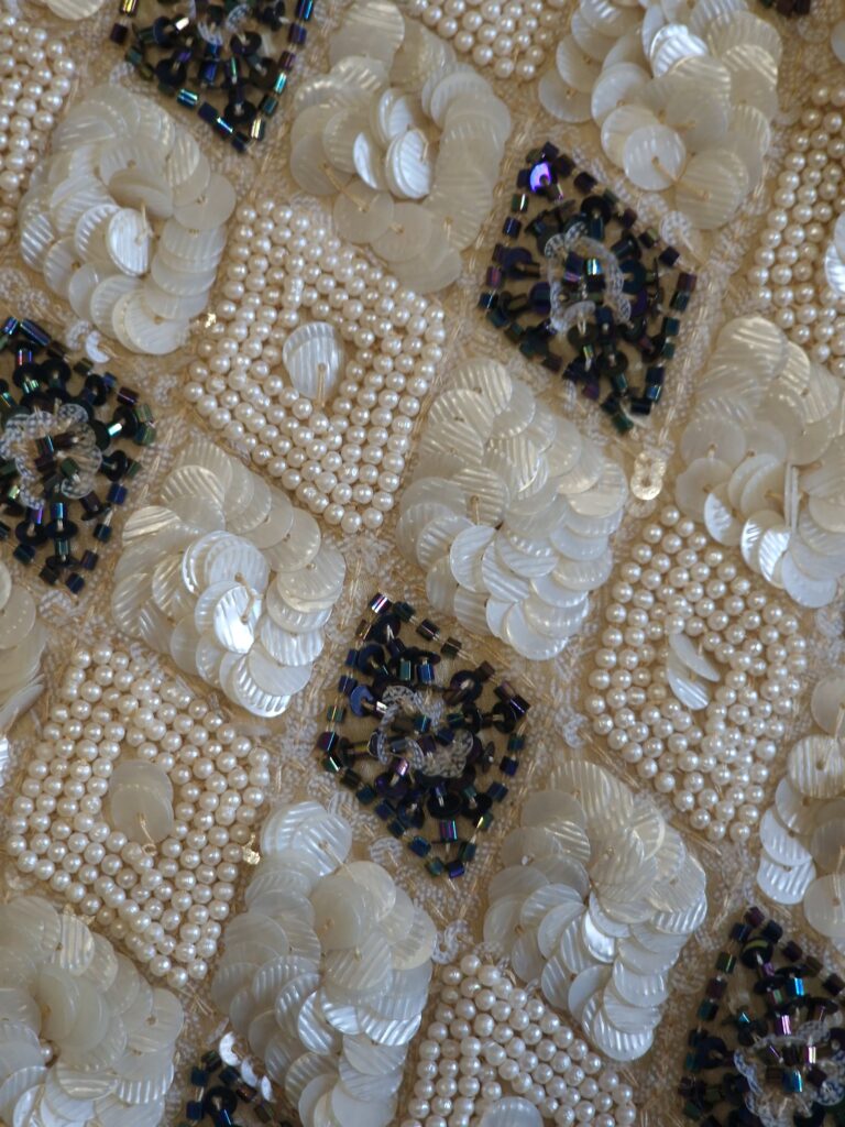 Top vintage sartoriale con perline e paillettes - immagine 8