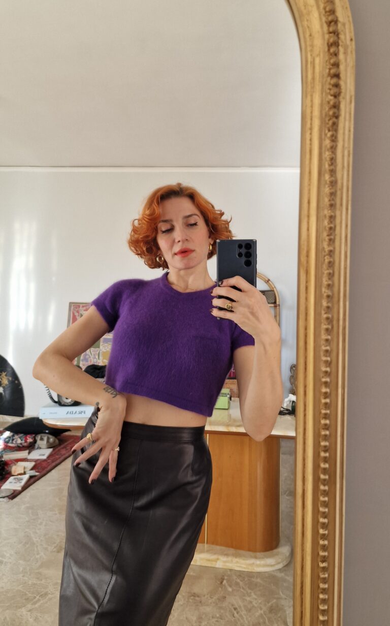 Maglione crop viola in lana angora - immagine 2