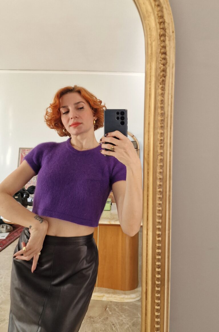 Maglione crop viola in lana angora
