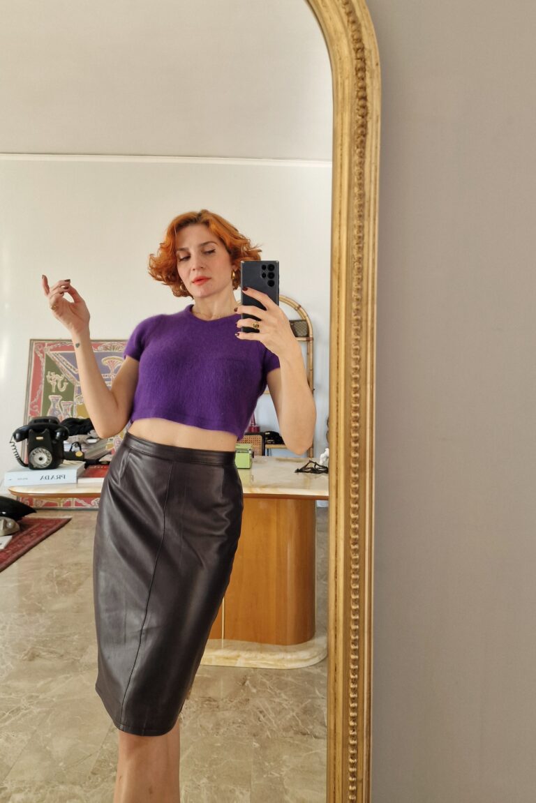 Maglione crop viola in lana angora - immagine 4