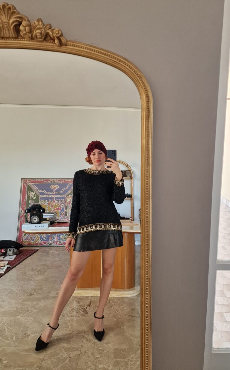 Blusa vintage in seta ricoperta di perline ricamate - immagine 4