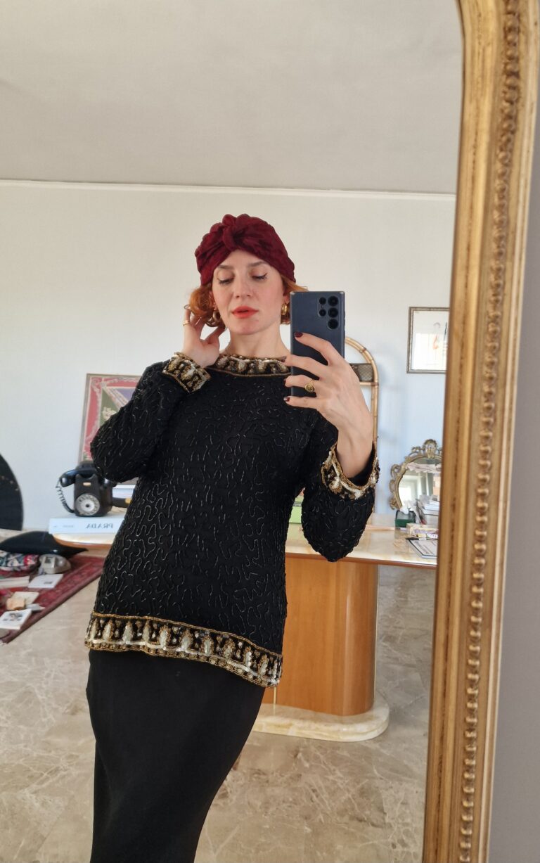 Blusa vintage in seta ricoperta di perline ricamate