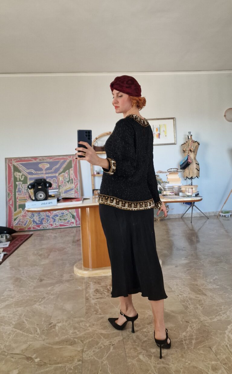 Blusa vintage in seta ricoperta di perline ricamate - immagine 6