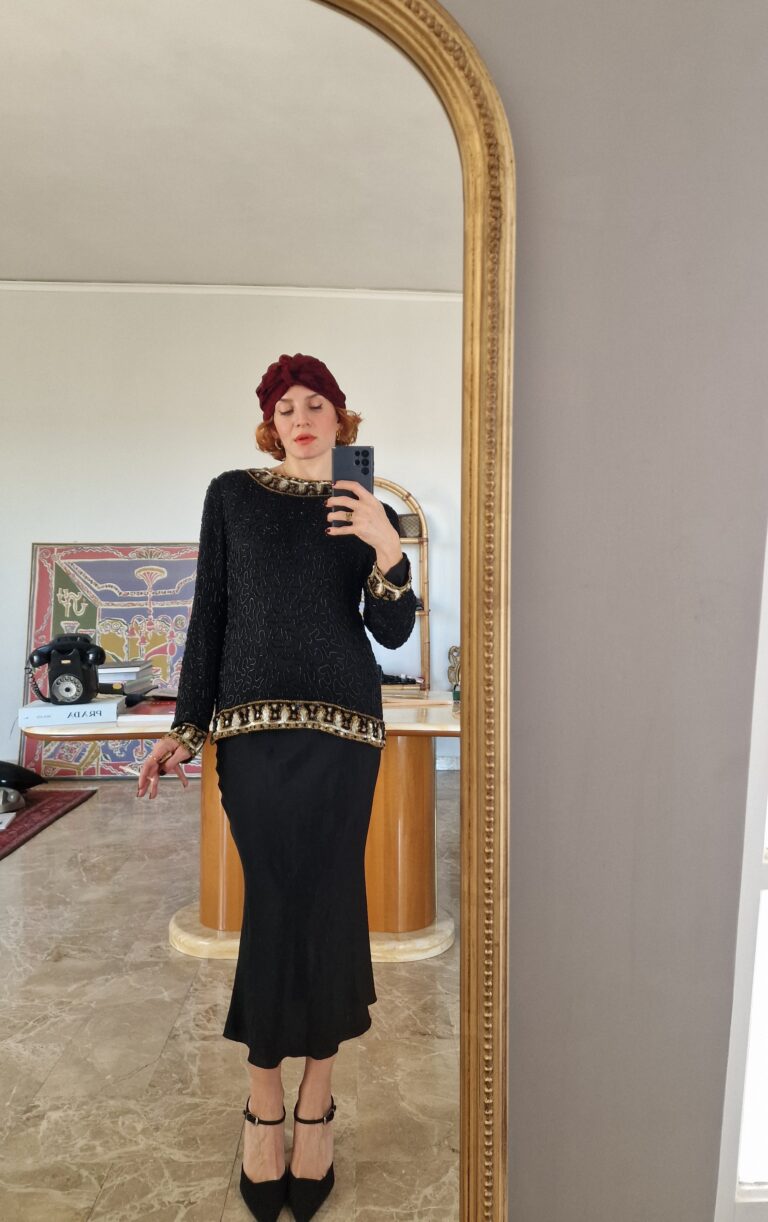 Blusa vintage in seta ricoperta di perline ricamate - immagine 3