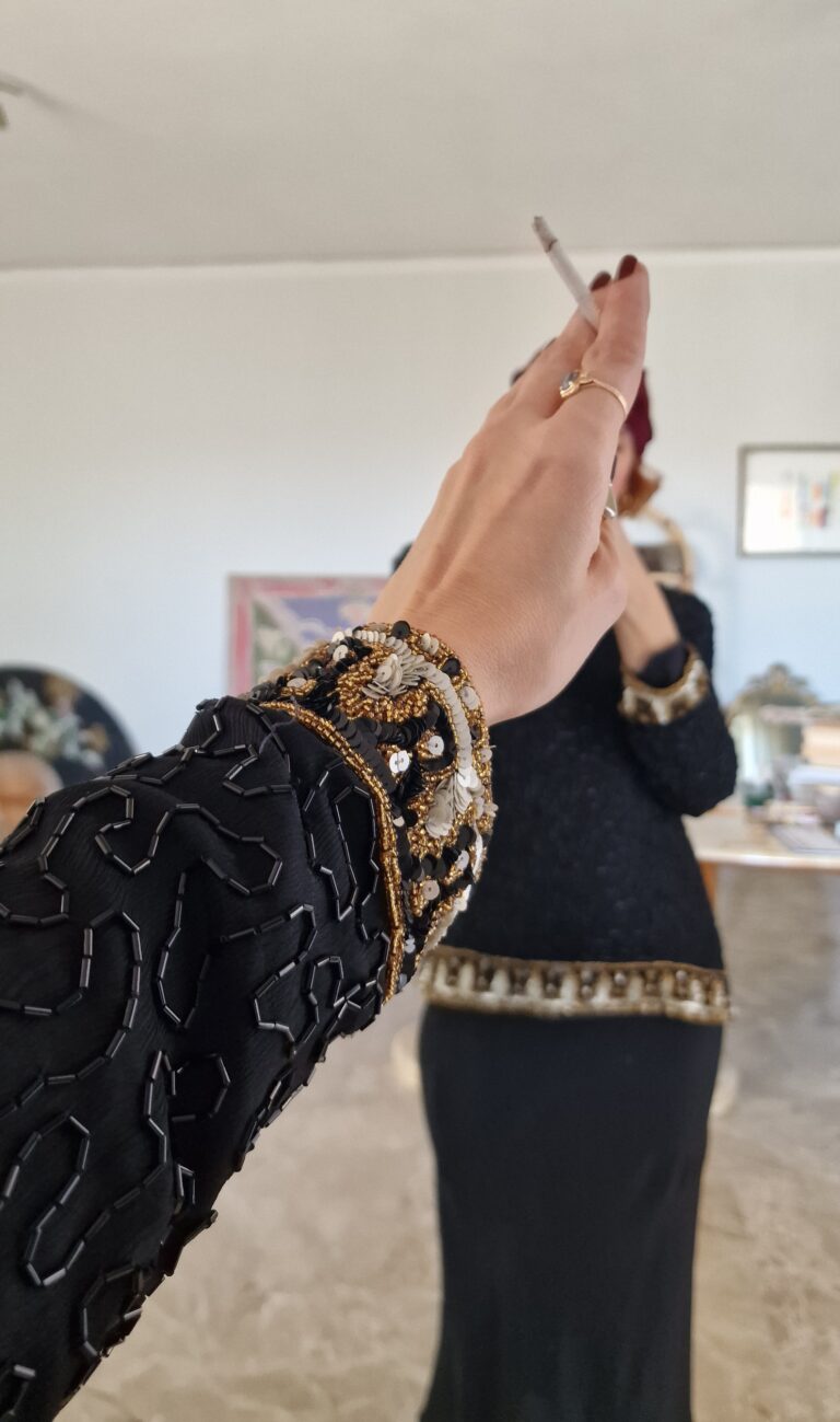 Blusa vintage in seta ricoperta di perline ricamate - immagine 7